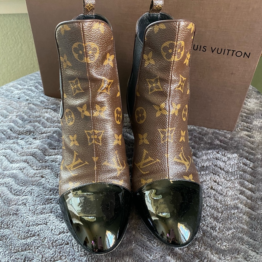 ❌SOLD❌Louis Vuitton Heeled boots